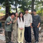 Park Eun-bin Instagram – 목하로 가득 채운 2023년을 잘 보냈습니다🌞⭐️
꿈밖에 가진 게 없던 목하를 만나
마음껏 꿈꾸고 소중한 것들을 얻는 시간이었습니다.
그 무엇도 결코 헛된 건 없다는 걸 느끼는 나날이었습니다. 무인도에서의 삶이 목하의 삶의 흐름을 유예시키긴 했지만 결코 정체되었던 건 아니었음을🍀✨️ 

꿈을 가지고 만난 모든 사람이 결국 다 목하에게 보물이 되었어요🎁 모두가 꿈으로 인해 빛나고, 또 서로를 빛낼 수 있길 저와 목하가 있는 힘껏 응원하겠습니다✊️
이 작품은 제게 우연이 아니라 필연이었음을🍀✨️ 

목하와 함께 모든 과정을 지나왔던 분들께 정말 감사합니다🙇‍♀️ 덕분에 행복했고, 덕분에 빛날 수 있었습니다🌟
#무인도의디바 를 함께해주신 모두에게❗️
유효한 사랑을 보내고 싶습니다🥰‼️ 
오래오래 기억하고 간직해주세요🙏👍 

#무인도의디바 #CastawayDIVA
#231028_231203
#서목하_안녕 🥹🩵💙