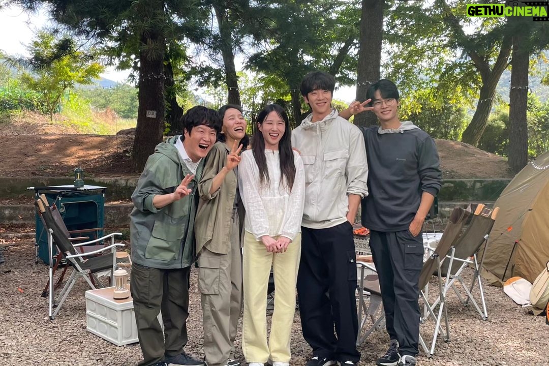 Park Eun-bin Instagram - 목하로 가득 채운 2023년을 잘 보냈습니다🌞⭐️ 꿈밖에 가진 게 없던 목하를 만나 마음껏 꿈꾸고 소중한 것들을 얻는 시간이었습니다. 그 무엇도 결코 헛된 건 없다는 걸 느끼는 나날이었습니다. 무인도에서의 삶이 목하의 삶의 흐름을 유예시키긴 했지만 결코 정체되었던 건 아니었음을🍀✨️ 꿈을 가지고 만난 모든 사람이 결국 다 목하에게 보물이 되었어요🎁 모두가 꿈으로 인해 빛나고, 또 서로를 빛낼 수 있길 저와 목하가 있는 힘껏 응원하겠습니다✊️ 이 작품은 제게 우연이 아니라 필연이었음을🍀✨️ 목하와 함께 모든 과정을 지나왔던 분들께 정말 감사합니다🙇♀️ 덕분에 행복했고, 덕분에 빛날 수 있었습니다🌟 #무인도의디바 를 함께해주신 모두에게❗️ 유효한 사랑을 보내고 싶습니다🥰‼️ 오래오래 기억하고 간직해주세요🙏👍 #무인도의디바 #CastawayDIVA #231028_231203 #서목하_안녕 🥹🩵💙