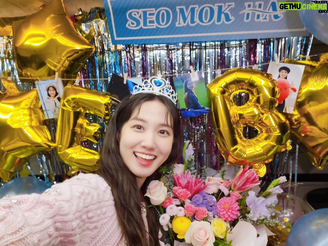 Park Eun-bin Instagram - 목하로 가득 채운 2023년을 잘 보냈습니다🌞⭐️ 꿈밖에 가진 게 없던 목하를 만나 마음껏 꿈꾸고 소중한 것들을 얻는 시간이었습니다. 그 무엇도 결코 헛된 건 없다는 걸 느끼는 나날이었습니다. 무인도에서의 삶이 목하의 삶의 흐름을 유예시키긴 했지만 결코 정체되었던 건 아니었음을🍀✨️ 꿈을 가지고 만난 모든 사람이 결국 다 목하에게 보물이 되었어요🎁 모두가 꿈으로 인해 빛나고, 또 서로를 빛낼 수 있길 저와 목하가 있는 힘껏 응원하겠습니다✊️ 이 작품은 제게 우연이 아니라 필연이었음을🍀✨️ 목하와 함께 모든 과정을 지나왔던 분들께 정말 감사합니다🙇♀️ 덕분에 행복했고, 덕분에 빛날 수 있었습니다🌟 #무인도의디바 를 함께해주신 모두에게❗️ 유효한 사랑을 보내고 싶습니다🥰‼️ 오래오래 기억하고 간직해주세요🙏👍 #무인도의디바 #CastawayDIVA #231028_231203 #서목하_안녕 🥹🩵💙