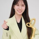 Park Eun-bin Instagram - #231021 국무총리표창을 받았습니다🏆 대중문화예술의 시작과 끝엔 언제나 수많은 사람들의 헌신과, 특별한 애정이 깃들어 있다고 생각합니다. 하나의 작품을 완성하기 위해 얼마나 많은 분들의 노고가 필요한지, 얼마나 많은 시간의 인내와 책임감이 필요한지 매번 새롭게 느끼고 배우고 있는데요. 그런 현장에서 늘 함께 호흡하며 자라왔기에 더욱 감사함이 큽니다! 표창을 수여해주셔서 진심으로 감사합니다🎖🙏