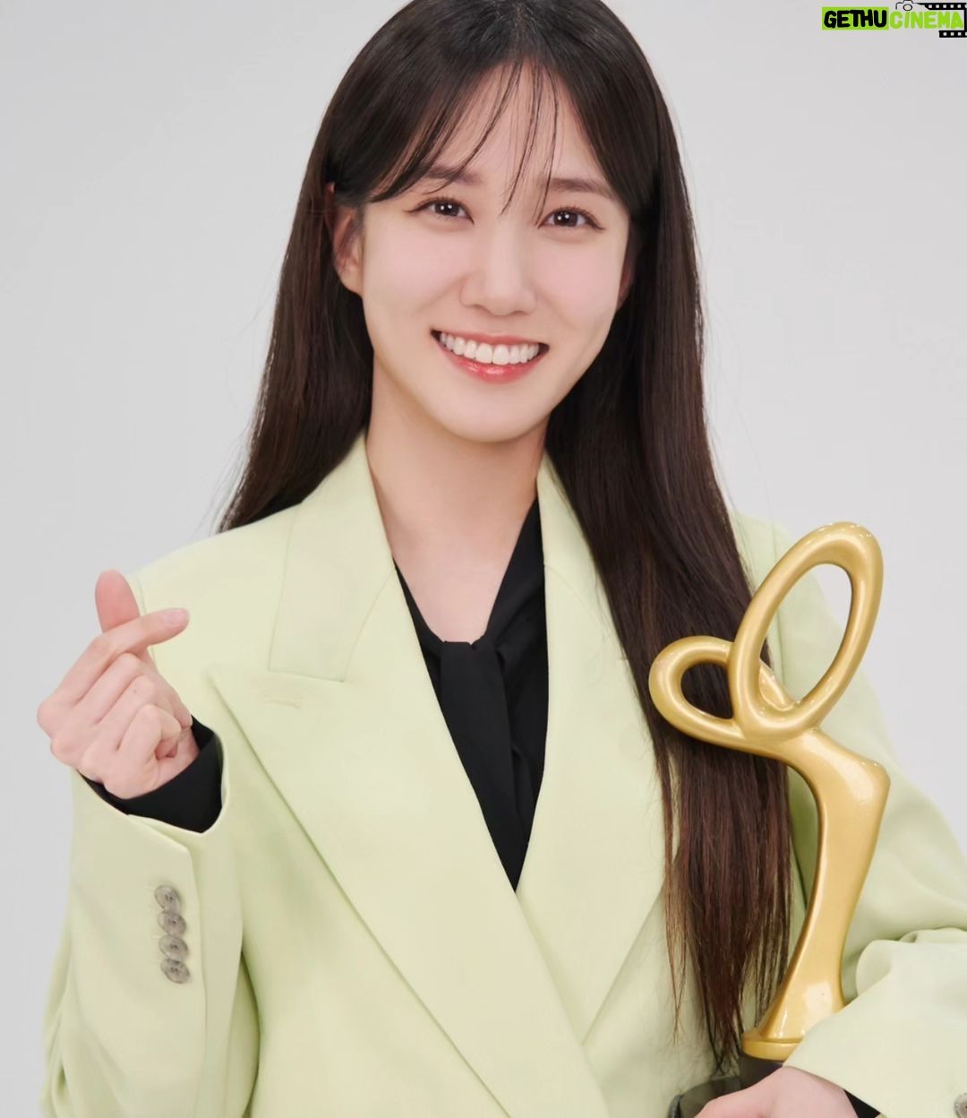 Park Eun-bin Instagram - #231021 국무총리표창을 받았습니다🏆 대중문화예술의 시작과 끝엔 언제나 수많은 사람들의 헌신과, 특별한 애정이 깃들어 있다고 생각합니다. 하나의 작품을 완성하기 위해 얼마나 많은 분들의 노고가 필요한지, 얼마나 많은 시간의 인내와 책임감이 필요한지 매번 새롭게 느끼고 배우고 있는데요. 그런 현장에서 늘 함께 호흡하며 자라왔기에 더욱 감사함이 큽니다! 표창을 수여해주셔서 진심으로 감사합니다🎖🙏