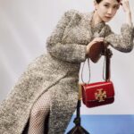 Park Eun-bin Instagram - #광고 #ToryBurchFW23 캠페인 화보를 새롭게 공개합니다! 타임리스한 아이템들로 완성한 가을 겨울룩⚡️ 토리버치와 함께 따듯한 가을 겨울 보내시길 바랄게요 ! ❣️ #ToryBurch #토리버치 @toryburch 🧤