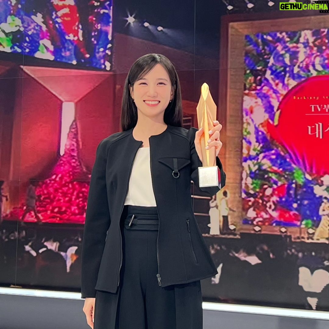 Park Eun-bin Instagram - 🏆트로피 전달 받고, 인터뷰 하고 왔습니다🤗 ✨️