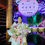Park Eun-bin Instagram - 제 59회 #백상예술대상 에서 #대상 을 받았습니다😭🏆축하해주시고 기뻐해주신 모든 분들께 정말 감사합니다🙇‍♀️🙏 큰 격려를 받았습니다. 꿈을 이뤄주셔서 진심으로 감사드립니다🥹...❤️ 저의 삶은 이전과 아주 다르진 않을 것 같습니다. 항상 묵묵히 제 길을 걸었듯 내일부터도 다시 천천히 길을 찾아 나설게요. 제 안의 가능성을 계속해서 발견할 수 있도록 노력하겠습니다. "해보겠습니다"라는 말을 하고 굳센 마음을 먹는 영우에게 큰 용기를 배운 박은빈도, 해보겠습니다! 제게 이렇게 큰 영광을 주신 모든 분들께 존경과 사랑을 전합니다🙇‍♀️🙏 😭❤️‍🔥