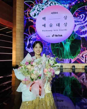 Park Eun-bin Instagram - 제 59회 #백상예술대상 에서 #대상 을 받았습니다😭🏆축하해주시고 기뻐해주신 모든 분들께 정말 감사합니다🙇‍♀️🙏

큰 격려를 받았습니다.
꿈을 이뤄주셔서 진심으로 감사드립니다🥹...❤️

저의 삶은 이전과 아주 다르진 않을 것 같습니다.
항상 묵묵히 제 길을 걸었듯 
내일부터도 다시 천천히 길을 찾아 나설게요.
제 안의 가능성을 계속해서 발견할 수 있도록 노력하겠습니다.

"해보겠습니다"라는 말을 하고 굳센 마음을 먹는 영우에게 큰 용기를 배운 박은빈도, 해보겠습니다!

제게 이렇게 큰 영광을 주신 모든 분들께 
존경과 사랑을 전합니다🙇‍♀️🙏 😭❤️‍🔥