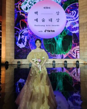 Park Eun-bin Instagram - 제 59회 #백상예술대상 에서 #대상 을 받았습니다😭🏆축하해주시고 기뻐해주신 모든 분들께 정말 감사합니다🙇‍♀️🙏

큰 격려를 받았습니다.
꿈을 이뤄주셔서 진심으로 감사드립니다🥹...❤️

저의 삶은 이전과 아주 다르진 않을 것 같습니다.
항상 묵묵히 제 길을 걸었듯 
내일부터도 다시 천천히 길을 찾아 나설게요.
제 안의 가능성을 계속해서 발견할 수 있도록 노력하겠습니다.

"해보겠습니다"라는 말을 하고 굳센 마음을 먹는 영우에게 큰 용기를 배운 박은빈도, 해보겠습니다!

제게 이렇게 큰 영광을 주신 모든 분들께 
존경과 사랑을 전합니다🙇‍♀️🙏 😭❤️‍🔥