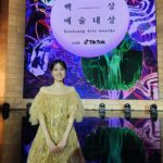 Park Eun-bin Instagram - 제 59회 #백상예술대상 에서 #대상 을 받았습니다😭🏆축하해주시고 기뻐해주신 모든 분들께 정말 감사합니다🙇‍♀️🙏 큰 격려를 받았습니다. 꿈을 이뤄주셔서 진심으로 감사드립니다🥹...❤️ 저의 삶은 이전과 아주 다르진 않을 것 같습니다. 항상 묵묵히 제 길을 걸었듯 내일부터도 다시 천천히 길을 찾아 나설게요. 제 안의 가능성을 계속해서 발견할 수 있도록 노력하겠습니다. "해보겠습니다"라는 말을 하고 굳센 마음을 먹는 영우에게 큰 용기를 배운 박은빈도, 해보겠습니다! 제게 이렇게 큰 영광을 주신 모든 분들께 존경과 사랑을 전합니다🙇‍♀️🙏 😭❤️‍🔥