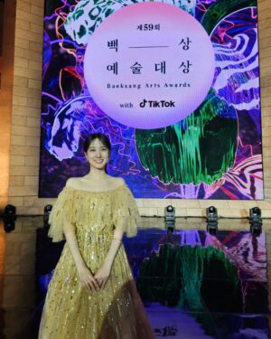 Park Eun-bin Instagram - 제 59회 #백상예술대상 에서 #대상 을 받았습니다😭🏆축하해주시고 기뻐해주신 모든 분들께 정말 감사합니다🙇‍♀️🙏

큰 격려를 받았습니다.
꿈을 이뤄주셔서 진심으로 감사드립니다🥹...❤️

저의 삶은 이전과 아주 다르진 않을 것 같습니다.
항상 묵묵히 제 길을 걸었듯 
내일부터도 다시 천천히 길을 찾아 나설게요.
제 안의 가능성을 계속해서 발견할 수 있도록 노력하겠습니다.

"해보겠습니다"라는 말을 하고 굳센 마음을 먹는 영우에게 큰 용기를 배운 박은빈도, 해보겠습니다!

제게 이렇게 큰 영광을 주신 모든 분들께 
존경과 사랑을 전합니다🙇‍♀️🙏 😭❤️‍🔥