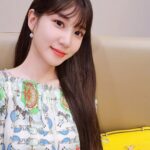 Park Eun-bin Instagram – #광고 화사하게 리뉴얼된 토리버치 신세계 센텀시티점을 방문했습니다👣 

#ToryBurch 의 라이프스타일을 경험할 수 있는 공간에서 2023 토리버치 신제품을 살펴봤는데요☺️ 

1990년대 뉴욕의 미니멀한 감성을 직접 느껴보세요! 

#토리버치 #신세계센텀 #ToryBurchSS23 @toryburch 🌼