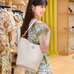 Park Eun-bin Instagram – #광고 화사하게 리뉴얼된 토리버치 신세계 센텀시티점을 방문했습니다👣 

#ToryBurch 의 라이프스타일을 경험할 수 있는 공간에서 2023 토리버치 신제품을 살펴봤는데요☺️ 

1990년대 뉴욕의 미니멀한 감성을 직접 느껴보세요! 

#토리버치 #신세계센텀 #ToryBurchSS23 @toryburch 🌼