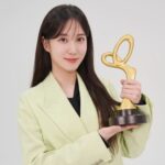 Park Eun-bin Instagram - #231021 국무총리표창을 받았습니다🏆 대중문화예술의 시작과 끝엔 언제나 수많은 사람들의 헌신과, 특별한 애정이 깃들어 있다고 생각합니다. 하나의 작품을 완성하기 위해 얼마나 많은 분들의 노고가 필요한지, 얼마나 많은 시간의 인내와 책임감이 필요한지 매번 새롭게 느끼고 배우고 있는데요. 그런 현장에서 늘 함께 호흡하며 자라왔기에 더욱 감사함이 큽니다! 표창을 수여해주셔서 진심으로 감사합니다🎖🙏