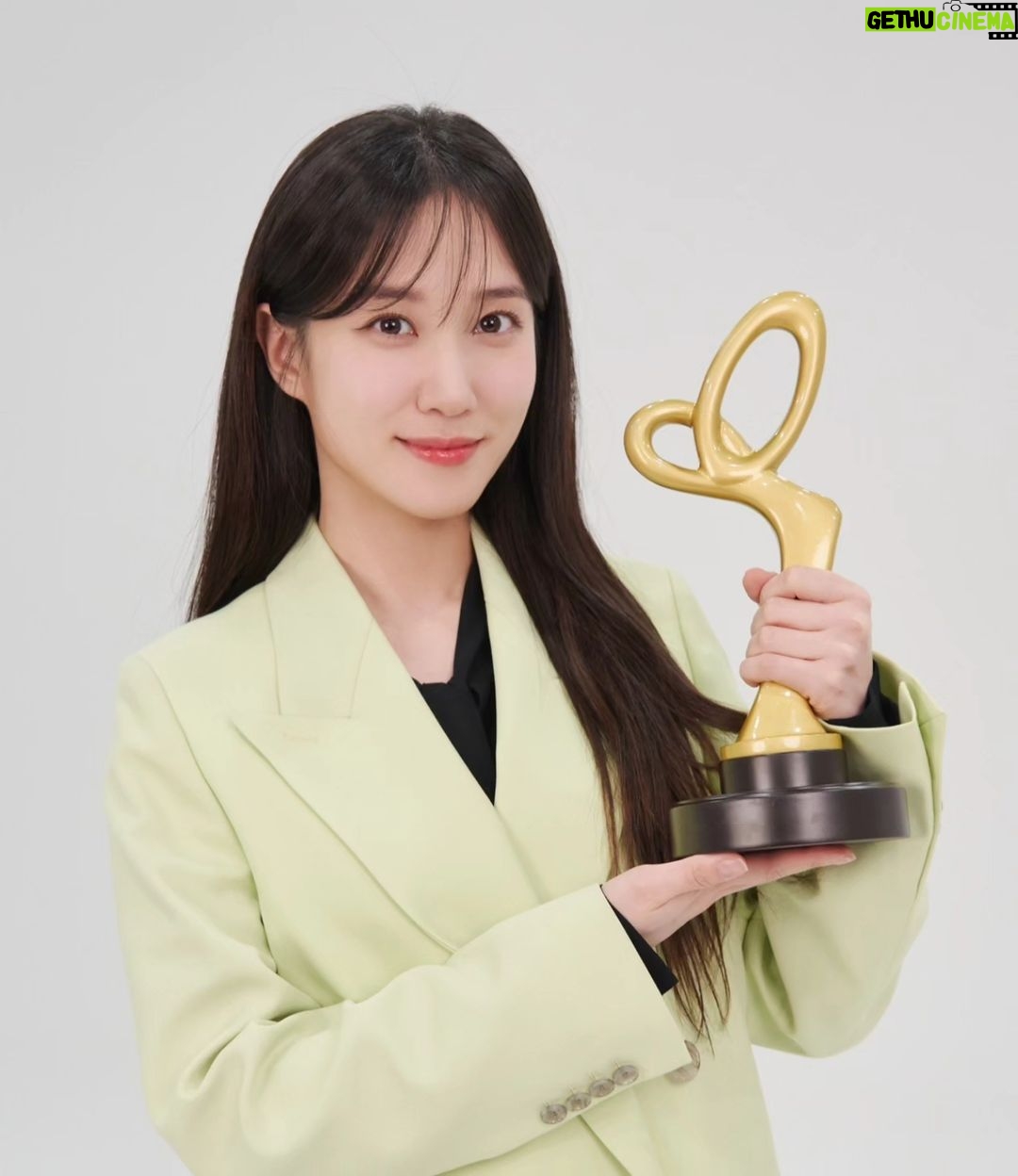 Park Eun-bin Instagram - #231021 국무총리표창을 받았습니다🏆 대중문화예술의 시작과 끝엔 언제나 수많은 사람들의 헌신과, 특별한 애정이 깃들어 있다고 생각합니다. 하나의 작품을 완성하기 위해 얼마나 많은 분들의 노고가 필요한지, 얼마나 많은 시간의 인내와 책임감이 필요한지 매번 새롭게 느끼고 배우고 있는데요. 그런 현장에서 늘 함께 호흡하며 자라왔기에 더욱 감사함이 큽니다! 표창을 수여해주셔서 진심으로 감사합니다🎖🙏