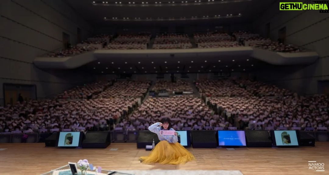 Park Eun-bin Instagram - #은빈노트_빈칸 2022 Asia Fan Meeting Tour 🔚✨️ #EUNBINNOTE_BINKAN in Tokyo 🐇 #20221119 💌 아시아 투어와 함께 2022년을 마무리합니다🧤✨️ 이렇게 빈칸을 채워주시기 위해 각국 각지에서 모여주셨던 많은 분들께 감사 인사 드립니다🙇♀️❤️ 비어있는 공간이 빛나는 공간으로 확실히 채워진 것을 보고, 듣고, 느끼고, 참 행복한 여정이었습니다. 우리가 함께했던 시간...🌟 지나고 다시 추억할 때 분명 '함께' 행복했다고, 그때그때 서로에게 집중했던 소중한 순간들을 꼭 좋은 기억으로 간직할 수 있기를 바랍니다🙏🌕🐇 최선을 다해 빈칸을 아름답게 꾸며주셨던 모든 분들께 감사합니다🙇♀️💋 덕분에 무사히, 행복 가득히 마무리하고 2023년으로 나아갑니다🏃♀️❤️🔥 2022년을 특별하게 보낼 수 있게 해주셨던 이 세상의 사랑 가득한 많은 분들께도 정말 고맙습니다!🙇♀️💕 2023년, 모두모두 건강 잘 챙기시고 웃는 일이 가득한 새해 보내시길 소망합니다🙏 새해 복 많이 받으세요!!!🐰✨️ I'm so grateful for your support and love this year. I wish you all the best in 2023!🥰🍀 #HappyNewYear 🎉