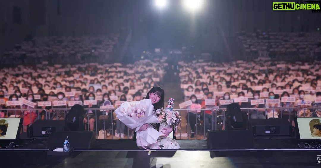 Park Eun-bin Instagram - #은빈노트_빈칸 2022 Asia Fan Meeting Tour 🔚✨️ #EUNBINNOTE_BINKAN in Bangkok 🐇 #20221105 💌 아시아 투어와 함께 2022년을 마무리합니다🧤✨️ 이렇게 빈칸을 채워주시기 위해 각국 각지에서 모여주셨던 많은 분들께 감사 인사 드립니다🙇♀️❤️ 비어있는 공간이 빛나는 공간으로 확실히 채워진 것을 보고, 듣고, 느끼고, 참 행복한 여정이었습니다. 우리가 함께했던 시간...🌟 지나고 다시 추억할 때 분명 '함께' 행복했다고, 그때그때 서로에게 집중했던 소중한 순간들을 꼭 좋은 기억으로 간직할 수 있기를 바랍니다🙏🌕🐇 최선을 다해 빈칸을 아름답게 꾸며주셨던 모든 분들께 감사합니다🙇♀️💋 덕분에 무사히, 행복 가득히 마무리하고 2023년으로 나아갑니다🏃♀️❤️🔥 2022년을 특별하게 보낼 수 있게 해주셨던 이 세상의 사랑 가득한 많은 분들께도 정말 고맙습니다!🙇♀️💕 2023년, 모두모두 건강 잘 챙기시고 웃는 일이 가득한 새해 보내시길 소망합니다🙏 새해 복 많이 받으세요!!!🐰✨️ I'm so grateful for your support and love this year. I wish you all the best in 2023!🥰🍀 #HappyNewYear 🎉