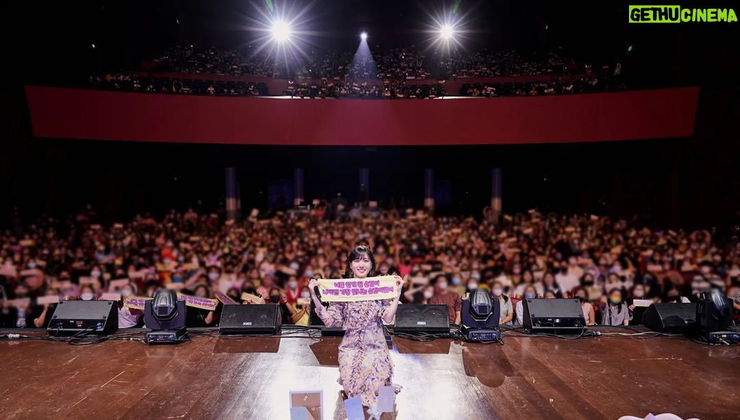 Park Eun-bin Instagram - #은빈노트_빈칸 2022 Asia Fan Meeting Tour 🔚✨️ #EUNBINNOTE_BINKAN in Manila 🐇 #20221023 💌 아시아 투어와 함께 2022년을 마무리합니다🧤✨️ 이렇게 빈칸을 채워주시기 위해 각국 각지에서 모여주셨던 많은 분들께 감사 인사 드립니다🙇♀️❤️ 비어있는 공간이 빛나는 공간으로 확실히 채워진 것을 보고, 듣고, 느끼고, 참 행복한 여정이었습니다. 우리가 함께했던 시간...🌟 지나고 다시 추억할 때 분명 '함께' 행복했다고, 그때그때 서로에게 집중했던 소중한 순간들을 꼭 좋은 기억으로 간직할 수 있기를 바랍니다🙏🌕🐇 최선을 다해 빈칸을 아름답게 꾸며주셨던 모든 분들께 감사합니다🙇♀️💋 덕분에 무사히, 행복 가득히 마무리하고 2023년으로 나아갑니다🏃♀️❤️🔥 2022년을 특별하게 보낼 수 있게 해주셨던 이 세상의 사랑 가득한 많은 분들께도 정말 고맙습니다!🙇♀️💕 2023년, 모두모두 건강 잘 챙기시고 웃는 일이 가득한 새해 보내시길 소망합니다🙏 새해 복 많이 받으세요!!!🐰✨️ I'm so grateful for your support and love this year. I wish you all the best in 2023!🥰🍀 #HappyNewYear 🎉