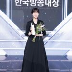 Park Eun-bin Instagram – 2022 제49회 #한국방송대상 에서 #연모 로 #최우수연기자상 을 받았습니다🏆
사실 그동안..수상을 해도 당장 내일은 또 다른 역할로 촬영을 잘 해내야 한다는 임무가 있어서 기쁨을 크게 즐기지 못하고…그저 그간의 노력에, 어제까지의 하루에 마침표를 찍어주는 느낌이라고 생각했는데요.
마침표가 아니라 끝나지 않은 말줄임표 였나봅니다…🥹💙💜❤️ 

모든 작품이 저에게 갖가지 의미들을 품고 있고 다 소중하지만 많은 것을 해볼 수 있게 해준 이 <연모>라는 작품을 많이 사랑했기에, 끝났어도 제 안에 잘 담아두고 오래 추억해야지 가다듬었었는데 이렇게 시간이 지나 큰 상을 주셔셔 감사합니다. 

연모를 연모해주신 우리나라, 그리고 전세계 팬분들께도 다시 인사드릴 수 있어서 기뻤습니다. 고맙습니다 여러분💙💜❤️