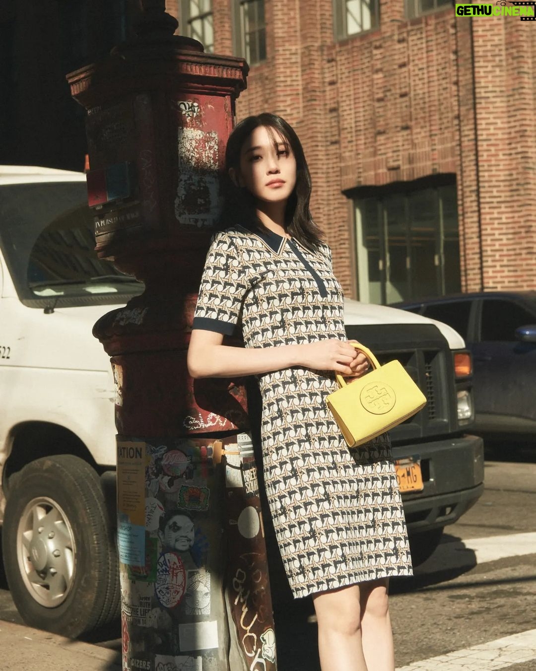Park Eun-bin Instagram - @toryburch & @Wkorea in New York๐ฝ #ToryBurch #ํ ๋ฆฌ๋ฒ์น & EUNBIN ๐๐ #ToryBurchSS23 #ToryBurchFW23 & Behind ๐งก