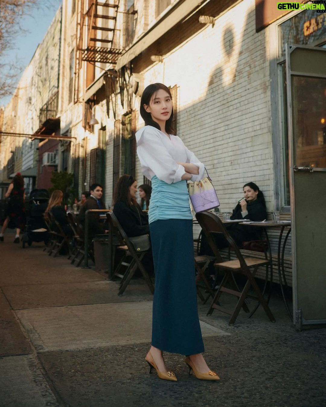 Park Eun-bin Instagram - @toryburch & @Wkorea in New York๐ฝ #ToryBurch #ํ ๋ฆฌ๋ฒ์น & EUNBIN ๐๐ #ToryBurchSS23 #ToryBurchFW23 & Behind ๐งก