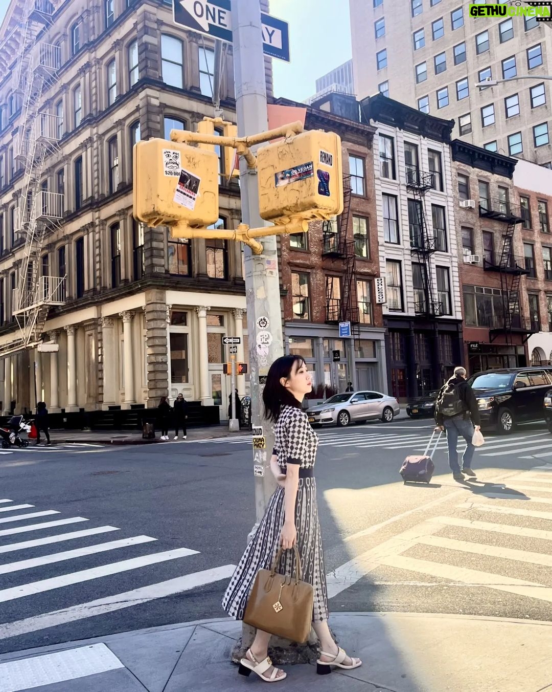 Park Eun-bin Instagram - @toryburch & @Wkorea in New York๐ฝ #ToryBurch #ํ ๋ฆฌ๋ฒ์น & EUNBIN ๐๐ #ToryBurchSS23 #ToryBurchFW23 & Behind ๐งก