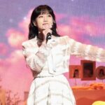 Park Eun-bin Instagram - #은빈노트_빈칸 2022 Asia Fan Meeting Tour 🔚✨️ #EUNBINNOTE_BINKAN in Singapore 🐇 #20221111 💌 아시아 투어와 함께 2022년을 마무리합니다🧤✨️ 이렇게 빈칸을 채워주시기 위해 각국 각지에서 모여주셨던 많은 분들께 감사 인사 드립니다🙇‍♀️❤️ 비어있는 공간이 빛나는 공간으로 확실히 채워진 것을 보고, 듣고, 느끼고, 참 행복한 여정이었습니다. 우리가 함께했던 시간...🌟 지나고 다시 추억할 때 분명 '함께' 행복했다고, 그때그때 서로에게 집중했던 소중한 순간들을 꼭 좋은 기억으로 간직할 수 있기를 바랍니다🙏🌕🐇 최선을 다해 빈칸을 아름답게 꾸며주셨던 모든 분들께 감사합니다🙇‍♀️💋 덕분에 무사히, 행복 가득히 마무리하고 2023년으로 나아갑니다🏃‍♀️❤️‍🔥 2022년을 특별하게 보낼 수 있게 해주셨던 이 세상의 사랑 가득한 많은 분들께도 정말 고맙습니다!🙇‍♀️💕 2023년, 모두모두 건강 잘 챙기시고 웃는 일이 가득한 새해 보내시길 소망합니다🙏 새해 복 많이 받으세요!!!🐰✨️ I'm so grateful for your support and love this year. I wish you all the best in 2023!🥰🍀 #HappyNewYear 🎉