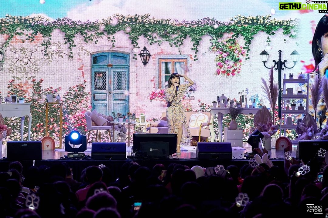 Park Eun-bin Instagram - #은빈노트_빈칸 2022 Asia Fan Meeting Tour 🔚✨️ #EUNBINNOTE_BINKAN in Manila 🐇 #20221023 💌 아시아 투어와 함께 2022년을 마무리합니다🧤✨️ 이렇게 빈칸을 채워주시기 위해 각국 각지에서 모여주셨던 많은 분들께 감사 인사 드립니다🙇♀️❤️ 비어있는 공간이 빛나는 공간으로 확실히 채워진 것을 보고, 듣고, 느끼고, 참 행복한 여정이었습니다. 우리가 함께했던 시간...🌟 지나고 다시 추억할 때 분명 '함께' 행복했다고, 그때그때 서로에게 집중했던 소중한 순간들을 꼭 좋은 기억으로 간직할 수 있기를 바랍니다🙏🌕🐇 최선을 다해 빈칸을 아름답게 꾸며주셨던 모든 분들께 감사합니다🙇♀️💋 덕분에 무사히, 행복 가득히 마무리하고 2023년으로 나아갑니다🏃♀️❤️🔥 2022년을 특별하게 보낼 수 있게 해주셨던 이 세상의 사랑 가득한 많은 분들께도 정말 고맙습니다!🙇♀️💕 2023년, 모두모두 건강 잘 챙기시고 웃는 일이 가득한 새해 보내시길 소망합니다🙏 새해 복 많이 받으세요!!!🐰✨️ I'm so grateful for your support and love this year. I wish you all the best in 2023!🥰🍀 #HappyNewYear 🎉