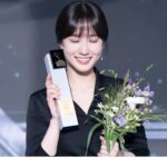 Park Eun-bin Instagram – 2022 제49회 #한국방송대상 에서 #연모 로 #최우수연기자상 을 받았습니다🏆
사실 그동안..수상을 해도 당장 내일은 또 다른 역할로 촬영을 잘 해내야 한다는 임무가 있어서 기쁨을 크게 즐기지 못하고…그저 그간의 노력에, 어제까지의 하루에 마침표를 찍어주는 느낌이라고 생각했는데요.
마침표가 아니라 끝나지 않은 말줄임표 였나봅니다…🥹💙💜❤️ 

모든 작품이 저에게 갖가지 의미들을 품고 있고 다 소중하지만 많은 것을 해볼 수 있게 해준 이 <연모>라는 작품을 많이 사랑했기에, 끝났어도 제 안에 잘 담아두고 오래 추억해야지 가다듬었었는데 이렇게 시간이 지나 큰 상을 주셔셔 감사합니다. 

연모를 연모해주신 우리나라, 그리고 전세계 팬분들께도 다시 인사드릴 수 있어서 기뻤습니다. 고맙습니다 여러분💙💜❤️