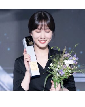 Park Eun-bin Instagram - 2022 제49회 #한국방송대상 에서 #연모 로 #최우수연기자상 을 받았습니다🏆
사실 그동안..수상을 해도 당장 내일은 또 다른 역할로 촬영을 잘 해내야 한다는 임무가 있어서 기쁨을 크게 즐기지 못하고...그저 그간의 노력에, 어제까지의 하루에 마침표를 찍어주는 느낌이라고 생각했는데요.
마침표가 아니라 끝나지 않은 말줄임표 였나봅니다...🥹💙💜❤️ 

모든 작품이 저에게 갖가지 의미들을 품고 있고 다 소중하지만 많은 것을 해볼 수 있게 해준 이 <연모>라는 작품을 많이 사랑했기에, 끝났어도 제 안에 잘 담아두고 오래 추억해야지 가다듬었었는데 이렇게 시간이 지나 큰 상을 주셔셔 감사합니다. 

연모를 연모해주신 우리나라, 그리고 전세계 팬분들께도 다시 인사드릴 수 있어서 기뻤습니다. 고맙습니다 여러분💙💜❤️