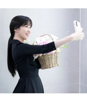 Park Eun-bin Instagram - 2022 제49회 #한국방송대상 에서 #연모 로 #최우수연기자상 을 받았습니다🏆
사실 그동안..수상을 해도 당장 내일은 또 다른 역할로 촬영을 잘 해내야 한다는 임무가 있어서 기쁨을 크게 즐기지 못하고...그저 그간의 노력에, 어제까지의 하루에 마침표를 찍어주는 느낌이라고 생각했는데요.
마침표가 아니라 끝나지 않은 말줄임표 였나봅니다...🥹💙💜❤️ 

모든 작품이 저에게 갖가지 의미들을 품고 있고 다 소중하지만 많은 것을 해볼 수 있게 해준 이 <연모>라는 작품을 많이 사랑했기에, 끝났어도 제 안에 잘 담아두고 오래 추억해야지 가다듬었었는데 이렇게 시간이 지나 큰 상을 주셔셔 감사합니다. 

연모를 연모해주신 우리나라, 그리고 전세계 팬분들께도 다시 인사드릴 수 있어서 기뻤습니다. 고맙습니다 여러분💙💜❤️