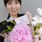 Park Eun-bin Instagram – 2022 제49회 #한국방송대상 에서 #연모 로 #최우수연기자상 을 받았습니다🏆
사실 그동안..수상을 해도 당장 내일은 또 다른 역할로 촬영을 잘 해내야 한다는 임무가 있어서 기쁨을 크게 즐기지 못하고…그저 그간의 노력에, 어제까지의 하루에 마침표를 찍어주는 느낌이라고 생각했는데요.
마침표가 아니라 끝나지 않은 말줄임표 였나봅니다…🥹💙💜❤️ 

모든 작품이 저에게 갖가지 의미들을 품고 있고 다 소중하지만 많은 것을 해볼 수 있게 해준 이 <연모>라는 작품을 많이 사랑했기에, 끝났어도 제 안에 잘 담아두고 오래 추억해야지 가다듬었었는데 이렇게 시간이 지나 큰 상을 주셔셔 감사합니다. 

연모를 연모해주신 우리나라, 그리고 전세계 팬분들께도 다시 인사드릴 수 있어서 기뻤습니다. 고맙습니다 여러분💙💜❤️