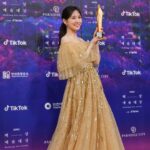 Park Eun-bin Instagram - 제 59회 #백상예술대상 에서 #대상 을 받았습니다😭🏆축하해주시고 기뻐해주신 모든 분들께 정말 감사합니다🙇‍♀️🙏 큰 격려를 받았습니다. 꿈을 이뤄주셔서 진심으로 감사드립니다🥹...❤️ 저의 삶은 이전과 아주 다르진 않을 것 같습니다. 항상 묵묵히 제 길을 걸었듯 내일부터도 다시 천천히 길을 찾아 나설게요. 제 안의 가능성을 계속해서 발견할 수 있도록 노력하겠습니다. "해보겠습니다"라는 말을 하고 굳센 마음을 먹는 영우에게 큰 용기를 배운 박은빈도, 해보겠습니다! 제게 이렇게 큰 영광을 주신 모든 분들께 존경과 사랑을 전합니다🙇‍♀️🙏 😭❤️‍🔥