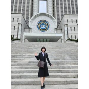 Park Eun-bin Instagram - 살면서 사람을 알아가고 이해하기까지 
매번 어떤 특별한 순간들을 겪는 것 같습니다. 
저에게 우영우가 그랬고, 영우도 그랬습니다. 

우영우월드를 이상하고 별나지만 가치있고 아름답게 만들어주신 모든 분들께 진심으로 감사드립니다. 

겁나지만 기꺼이 용기내서 해보는 것.
영우가 걷기로 한 길이자,
영우를 통해 배운 길입니다.
그 길을 박은빈도 함께했던 여정이었어요.
말처럼 쉽진 않겠지만, 뒷걸음질 치고 싶을 때
한 번쯤 영우가 냈던 용기를 떠올리고 싶습니다! 🐳

영우가 자신만의 세계를 확장해나가는 걸
사랑해주셔서 감사합니다.
우영우를 응원해주신 여러분,
모두 오래오래 행복하십시오🙇‍♀️🍀🍀🍀 

#이상한변호사우영우 🐋
#ExtraordinaryAttorneyWoo 🐬
#20220629_20220818
#우영우_안녕 💛