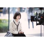 Park Eun-bin Instagram - 살면서 사람을 알아가고 이해하기까지 매번 어떤 특별한 순간들을 겪는 것 같습니다. 저에게 우영우가 그랬고, 영우도 그랬습니다. 우영우월드를 이상하고 별나지만 가치있고 아름답게 만들어주신 모든 분들께 진심으로 감사드립니다. 겁나지만 기꺼이 용기내서 해보는 것. 영우가 걷기로 한 길이자, 영우를 통해 배운 길입니다. 그 길을 박은빈도 함께했던 여정이었어요. 말처럼 쉽진 않겠지만, 뒷걸음질 치고 싶을 때 한 번쯤 영우가 냈던 용기를 떠올리고 싶습니다! 🐳 영우가 자신만의 세계를 확장해나가는 걸 사랑해주셔서 감사합니다. 우영우를 응원해주신 여러분, 모두 오래오래 행복하십시오🙇‍♀️🍀🍀🍀 #이상한변호사우영우 🐋 #ExtraordinaryAttorneyWoo 🐬 #20220629_20220818 #우영우_안녕 💛