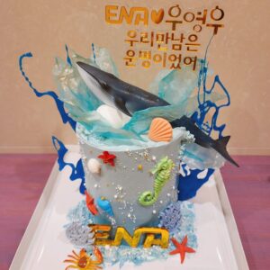 Park Eun-bin Instagram - 살면서 사람을 알아가고 이해하기까지 
매번 어떤 특별한 순간들을 겪는 것 같습니다. 
저에게 우영우가 그랬고, 영우도 그랬습니다. 

우영우월드를 이상하고 별나지만 가치있고 아름답게 만들어주신 모든 분들께 진심으로 감사드립니다. 

겁나지만 기꺼이 용기내서 해보는 것.
영우가 걷기로 한 길이자,
영우를 통해 배운 길입니다.
그 길을 박은빈도 함께했던 여정이었어요.
말처럼 쉽진 않겠지만, 뒷걸음질 치고 싶을 때
한 번쯤 영우가 냈던 용기를 떠올리고 싶습니다! 🐳

영우가 자신만의 세계를 확장해나가는 걸
사랑해주셔서 감사합니다.
우영우를 응원해주신 여러분,
모두 오래오래 행복하십시오🙇‍♀️🍀🍀🍀 

#이상한변호사우영우 🐋
#ExtraordinaryAttorneyWoo 🐬
#20220629_20220818
#우영우_안녕 💛