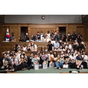 Park Eun-bin Instagram - 살면서 사람을 알아가고 이해하기까지 매번 어떤 특별한 순간들을 겪는 것 같습니다. 저에게 우영우가 그랬고, 영우도 그랬습니다. 우영우월드를 이상하고 별나지만 가치있고 아름답게 만들어주신 모든 분들께 진심으로 감사드립니다. 겁나지만 기꺼이 용기내서 해보는 것. 영우가 걷기로 한 길이자, 영우를 통해 배운 길입니다. 그 길을 박은빈도 함께했던 여정이었어요. 말처럼 쉽진 않겠지만, 뒷걸음질 치고 싶을 때 한 번쯤 영우가 냈던 용기를 떠올리고 싶습니다! 🐳 영우가 자신만의 세계를 확장해나가는 걸 사랑해주셔서 감사합니다. 우영우를 응원해주신 여러분, 모두 오래오래 행복하십시오🙇‍♀️🍀🍀🍀 #이상한변호사우영우 🐋 #ExtraordinaryAttorneyWoo 🐬 #20220629_20220818 #우영우_안녕 💛