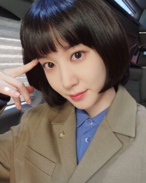 Park Eun-bin Instagram - #우영우DAY 💛 #이상한변호사우영우 💛 #ExtraordinaryAttorneyWoo 💛
#ENA 🕘 #NETFLIX 🕥