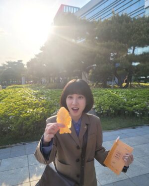 Park Eun-bin Instagram - #우영우DAY 💛 #이상한변호사우영우 💛 #ExtraordinaryAttorneyWoo 💛
#ENA 🕘 #NETFLIX 🕥