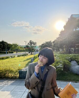 Park Eun-bin Instagram - #우영우DAY 💛 #이상한변호사우영우 💛 #ExtraordinaryAttorneyWoo 💛
#ENA 🕘 #NETFLIX 🕥