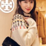 Park Eun-bin Instagram – 🎄크리스마스 분위기가 주는 설렘을 안고 롯데백화점 본점의 토리버치 매장에 다녀왔습니다🎅✨️ 포근한 아우터부터 사랑스러운 가방까지! 올 겨울을 빛내줄 아이템으로 토리버치 홀리데이 컬렉션 어떠세요?☺️💝 Happy Holidays✨️#토리버치 #ToryBurch 🎁 #ToryBurchHoliday23 #AD