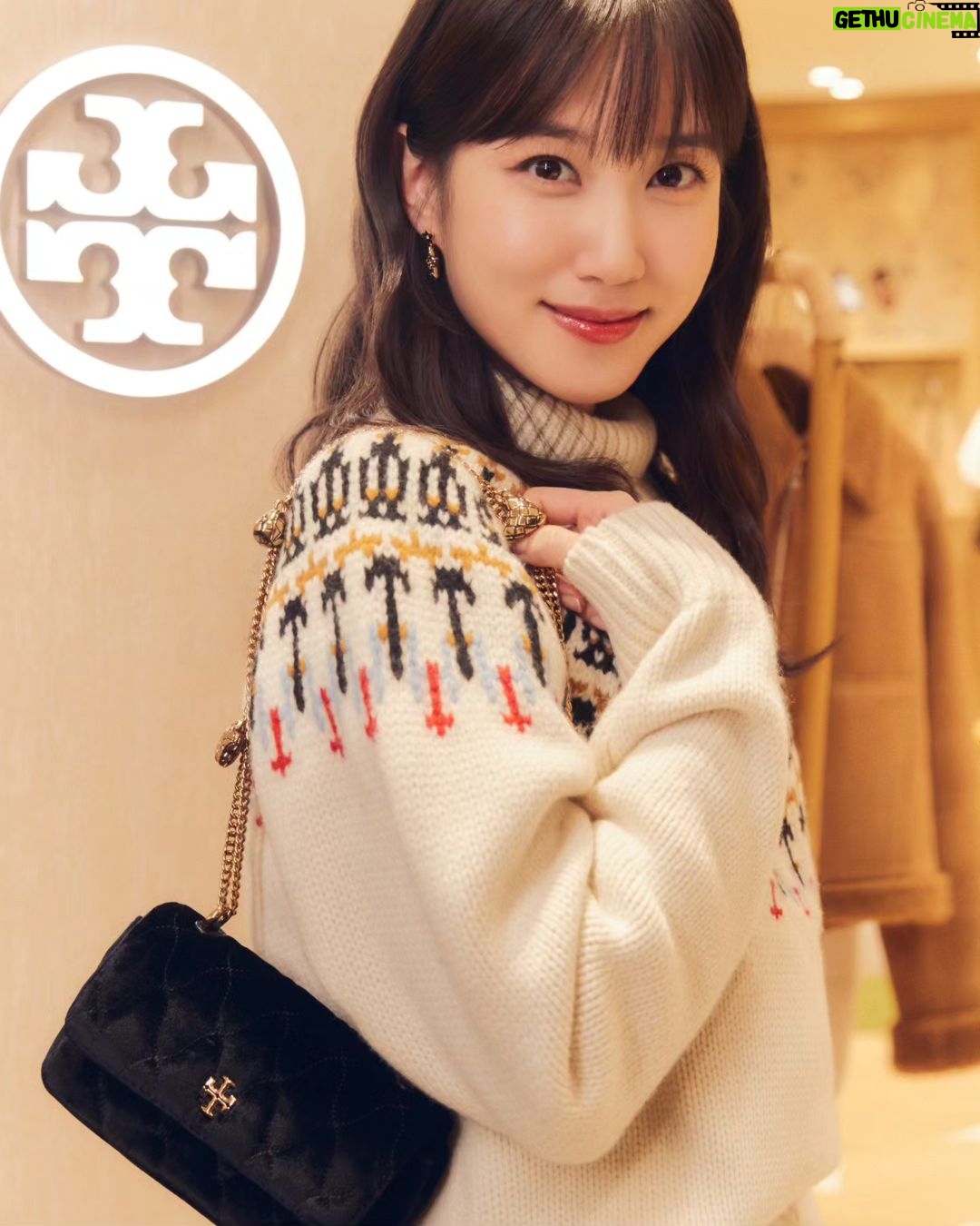 Park Eun-bin Instagram - ๐ํฌ๋ฆฌ์ค๋ง์ค ๋ถ์๊ธฐ๊ฐ ์ฃผ๋ ์ค๋ ์ ์๊ณ ๋กฏ๋ฐ๋ฐฑํ์ ๋ณธ์ ์ ํ ๋ฆฌ๋ฒ์น ๋งค์ฅ์ ๋ค๋
์์ต๋๋ค๐
โจ๏ธ ํฌ๊ทผํ ์์ฐํฐ๋ถํฐ ์ฌ๋์ค๋ฌ์ด ๊ฐ๋ฐฉ๊น์ง! ์ฌ ๊ฒจ์ธ์ ๋น๋ด์ค ์์ดํ
์ผ๋ก ํ ๋ฆฌ๋ฒ์น ํ๋ฆฌ๋ฐ์ด ์ปฌ๋ ์
์ด๋ ์ธ์?โบ๏ธ๐ Happyย Holidaysโจ๏ธ#ํ ๋ฆฌ๋ฒ์น #ToryBurch ๐ #ToryBurchHoliday23 #AD