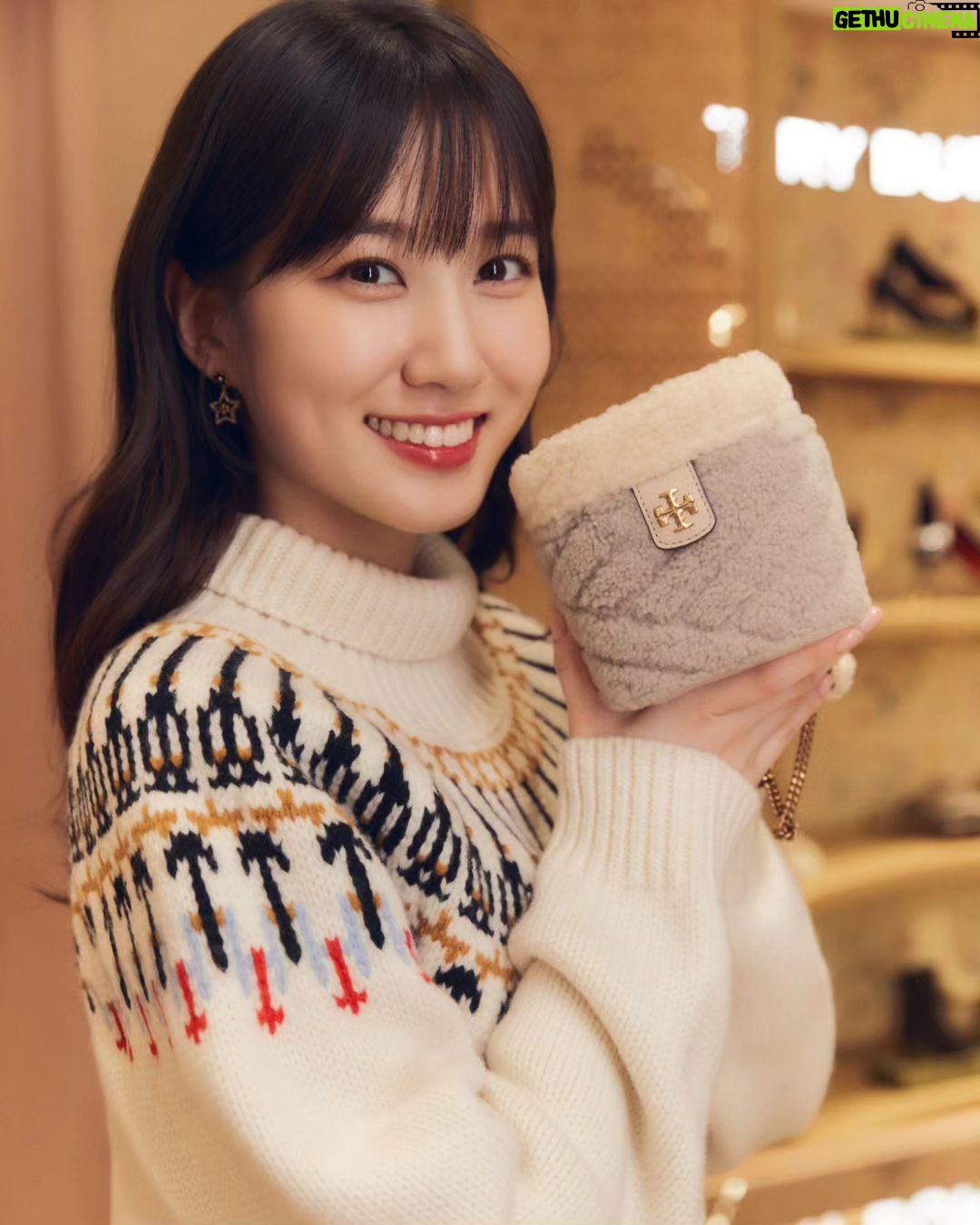 Park Eun-bin Instagram - ๐ํฌ๋ฆฌ์ค๋ง์ค ๋ถ์๊ธฐ๊ฐ ์ฃผ๋ ์ค๋ ์ ์๊ณ ๋กฏ๋ฐ๋ฐฑํ์ ๋ณธ์ ์ ํ ๋ฆฌ๋ฒ์น ๋งค์ฅ์ ๋ค๋
์์ต๋๋ค๐
โจ๏ธ ํฌ๊ทผํ ์์ฐํฐ๋ถํฐ ์ฌ๋์ค๋ฌ์ด ๊ฐ๋ฐฉ๊น์ง! ์ฌ ๊ฒจ์ธ์ ๋น๋ด์ค ์์ดํ
์ผ๋ก ํ ๋ฆฌ๋ฒ์น ํ๋ฆฌ๋ฐ์ด ์ปฌ๋ ์
์ด๋ ์ธ์?โบ๏ธ๐ Happyย Holidaysโจ๏ธ#ํ ๋ฆฌ๋ฒ์น #ToryBurch ๐ #ToryBurchHoliday23 #AD