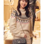 Park Eun-bin Instagram – 🎄크리스마스 분위기가 주는 설렘을 안고 롯데백화점 본점의 토리버치 매장에 다녀왔습니다🎅✨️ 포근한 아우터부터 사랑스러운 가방까지! 올 겨울을 빛내줄 아이템으로 토리버치 홀리데이 컬렉션 어떠세요?☺️💝 Happy Holidays✨️#토리버치 #ToryBurch 🎁 #ToryBurchHoliday23 #AD