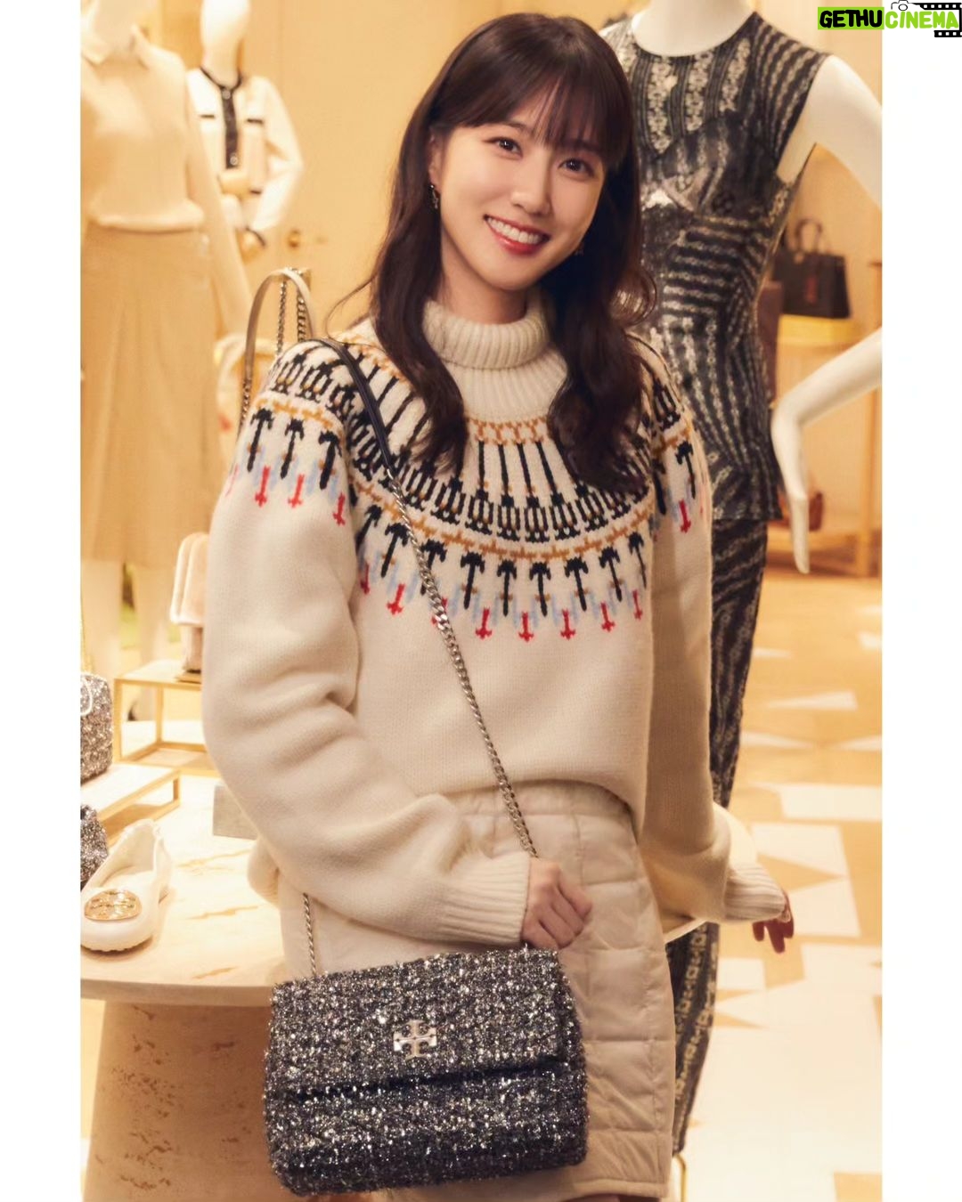 Park Eun-bin Instagram - ๐ํฌ๋ฆฌ์ค๋ง์ค ๋ถ์๊ธฐ๊ฐ ์ฃผ๋ ์ค๋ ์ ์๊ณ ๋กฏ๋ฐ๋ฐฑํ์ ๋ณธ์ ์ ํ ๋ฆฌ๋ฒ์น ๋งค์ฅ์ ๋ค๋
์์ต๋๋ค๐
โจ๏ธ ํฌ๊ทผํ ์์ฐํฐ๋ถํฐ ์ฌ๋์ค๋ฌ์ด ๊ฐ๋ฐฉ๊น์ง! ์ฌ ๊ฒจ์ธ์ ๋น๋ด์ค ์์ดํ
์ผ๋ก ํ ๋ฆฌ๋ฒ์น ํ๋ฆฌ๋ฐ์ด ์ปฌ๋ ์
์ด๋ ์ธ์?โบ๏ธ๐ Happyย Holidaysโจ๏ธ#ํ ๋ฆฌ๋ฒ์น #ToryBurch ๐ #ToryBurchHoliday23 #AD