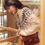 Park Eun-bin Instagram – 🎄크리스마스 분위기가 주는 설렘을 안고 롯데백화점 본점의 토리버치 매장에 다녀왔습니다🎅✨️ 포근한 아우터부터 사랑스러운 가방까지! 올 겨울을 빛내줄 아이템으로 토리버치 홀리데이 컬렉션 어떠세요?☺️💝 Happy Holidays✨️#토리버치 #ToryBurch 🎁 #ToryBurchHoliday23 #AD
