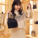 Park Eun-bin Instagram – 🎄크리스마스 분위기가 주는 설렘을 안고 롯데백화점 본점의 토리버치 매장에 다녀왔습니다🎅✨️ 포근한 아우터부터 사랑스러운 가방까지! 올 겨울을 빛내줄 아이템으로 토리버치 홀리데이 컬렉션 어떠세요?☺️💝 Happy Holidays✨️#토리버치 #ToryBurch 🎁 #ToryBurchHoliday23 #AD