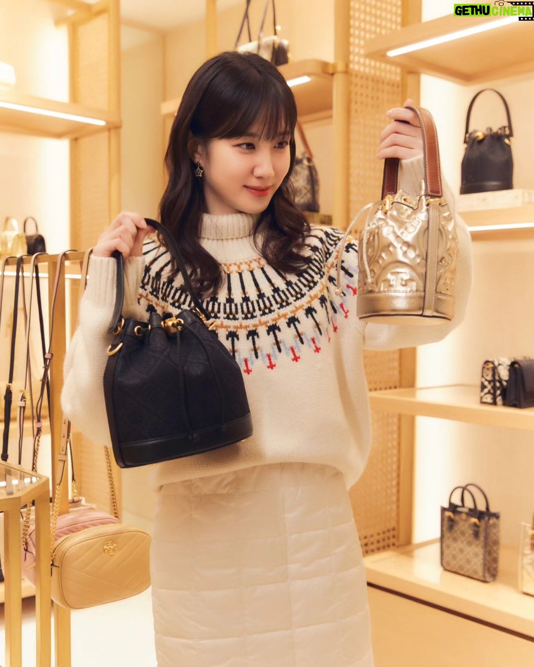 Park Eun-bin Instagram - ๐ํฌ๋ฆฌ์ค๋ง์ค ๋ถ์๊ธฐ๊ฐ ์ฃผ๋ ์ค๋ ์ ์๊ณ ๋กฏ๋ฐ๋ฐฑํ์ ๋ณธ์ ์ ํ ๋ฆฌ๋ฒ์น ๋งค์ฅ์ ๋ค๋
์์ต๋๋ค๐
โจ๏ธ ํฌ๊ทผํ ์์ฐํฐ๋ถํฐ ์ฌ๋์ค๋ฌ์ด ๊ฐ๋ฐฉ๊น์ง! ์ฌ ๊ฒจ์ธ์ ๋น๋ด์ค ์์ดํ
์ผ๋ก ํ ๋ฆฌ๋ฒ์น ํ๋ฆฌ๋ฐ์ด ์ปฌ๋ ์
์ด๋ ์ธ์?โบ๏ธ๐ Happyย Holidaysโจ๏ธ#ํ ๋ฆฌ๋ฒ์น #ToryBurch ๐ #ToryBurchHoliday23 #AD