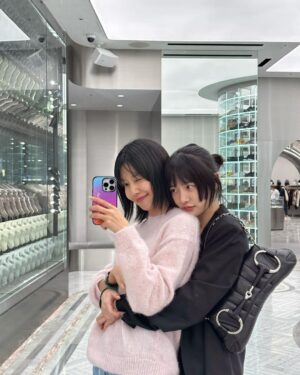 Park Gyu-young Instagram - 언니야껌딱지👭🏻 @sooyoungchoi