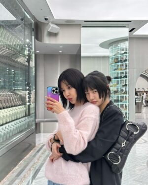 Park Gyu-young Instagram - 언니야껌딱지👭🏻 @sooyoungchoi