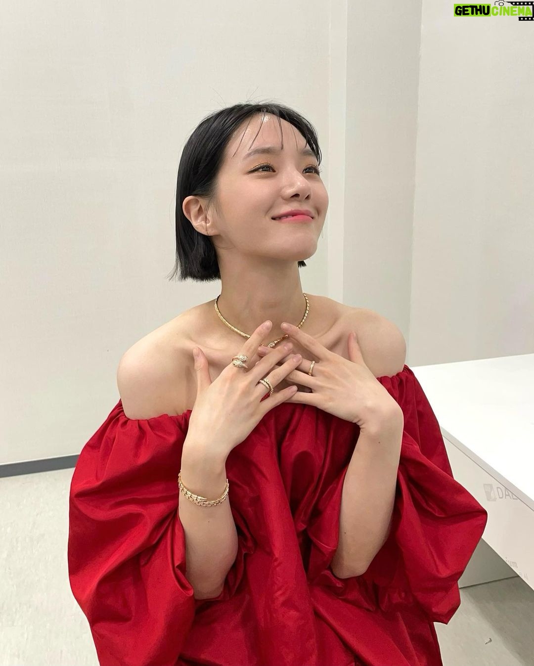 Park Gyu-young - 0.9 Million Likes - See you on NETFLIX 👩🏻 @netflixkr #celebrity