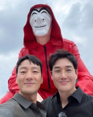 Park Hae-soo Instagram - with 교수 @jt_db 

#종이의집_공동경제구역
#MoneyHeistKorea_JointEconomicArea
@netflixkr #넷플릭스