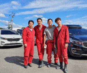 Park Hae-soo Instagram - 👍
@park_myung_hoon_528 @jiraishin99 @hihyunwoo 

#종이의집_공동경제구역
#MoneyHeistKorea_JointEconomicArea
@netflixkr #넷플릭스